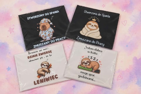 Four decorative Polish phrase cards with cute sloth illustrations on a pink pastel background with small stars